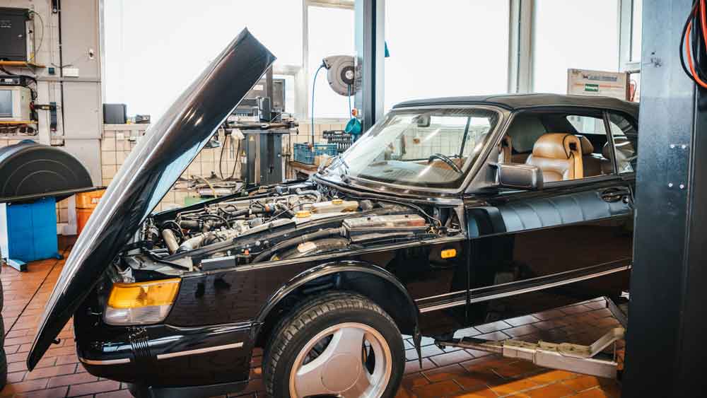 Lackierarbeiten in der hauseigenen Lackiererei der KFZ-Meisterwerkstatt in Regensburg