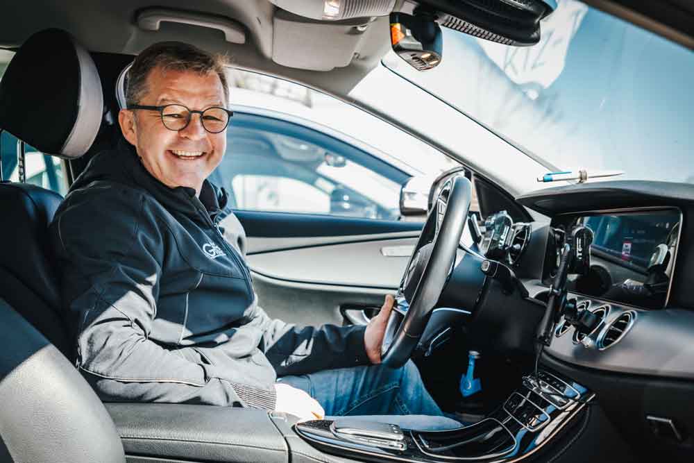 Taxifahrer vom Taxizentrum Regensburg bei der Abfahrt zu einer Stadtfahrt